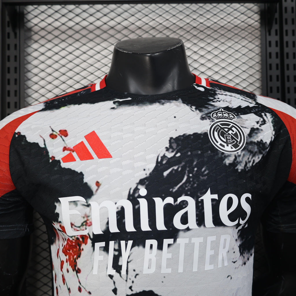 Maillot Réal Madrid concept 2025-2026 de la marque Le 12 -ème Maillot, vue front avec logo et design moderne visible.