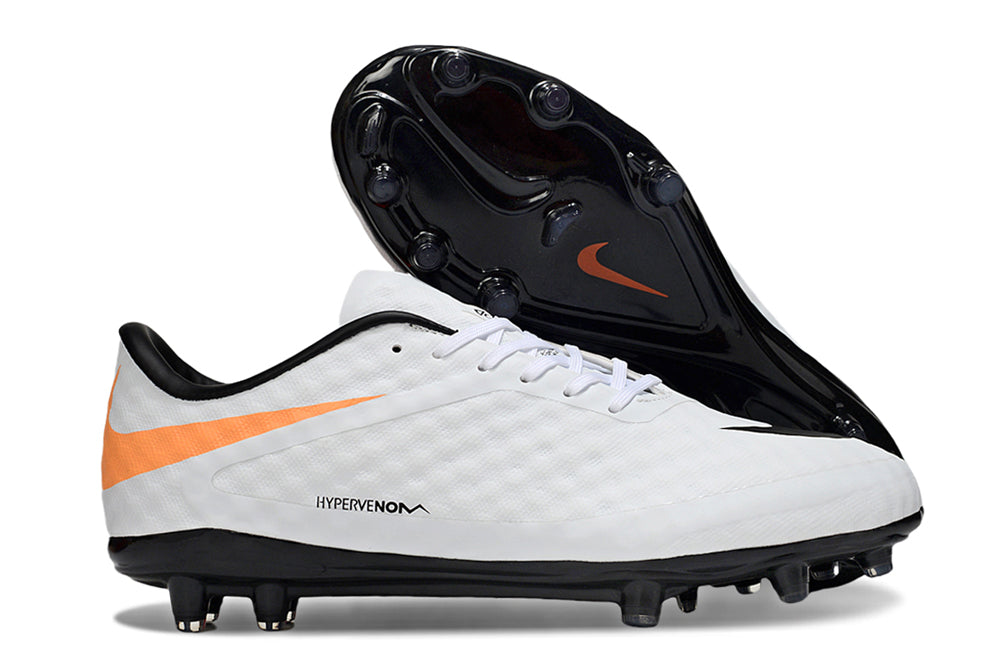 Crampons Hypervenom Phantom de la marque Le 12 -ème Maillot, vue en détail, avec pointes en acier pour traction sur le terrain.