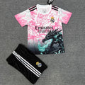 Ensemble enfant Real Madrid 25/26 avec motif dragon, jersey et short de la collection Le 12-ème Maillot.
