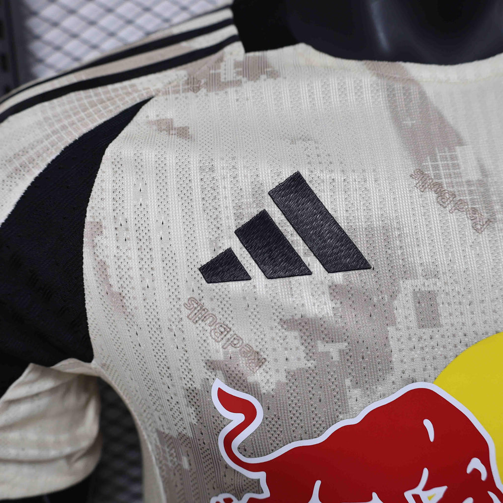Maillot extérieur du Leipzig 2025-26 de Le 12 -ème Maillot, maillot de football avec logo et design sportif visible.