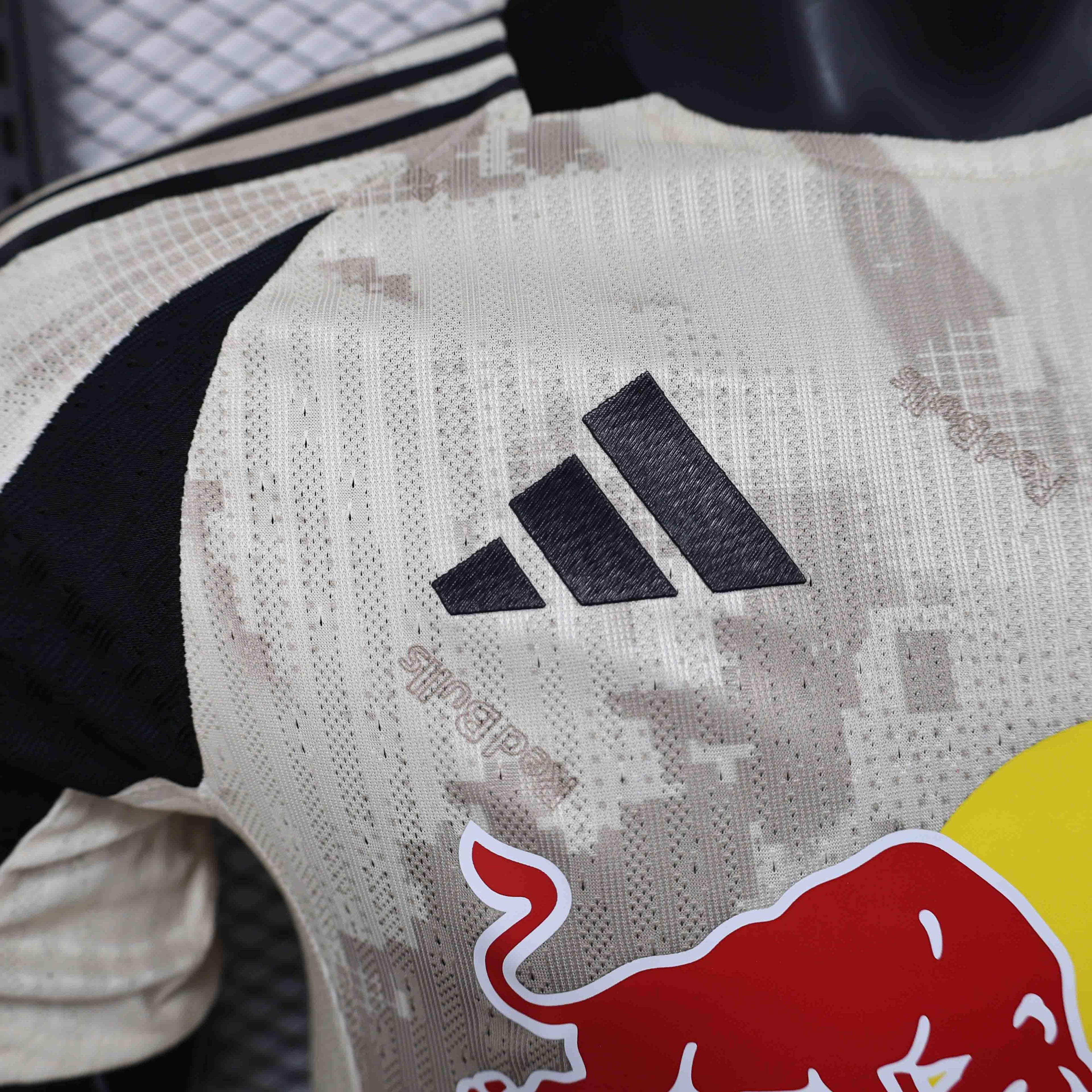 Maillot extérieur du Leipzig 2025-26 de Le 12 -ème Maillot, maillot de football avec logo et design sportif visible.
