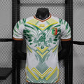 Maillot de football blanc Mali 25/26 Le 12 -ème Maillot porté par un joueur, vue de face.