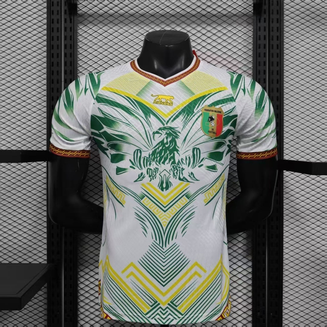 Maillot de football blanc Mali 25/26 Le 12 -ème Maillot porté par un joueur, vue de face.
