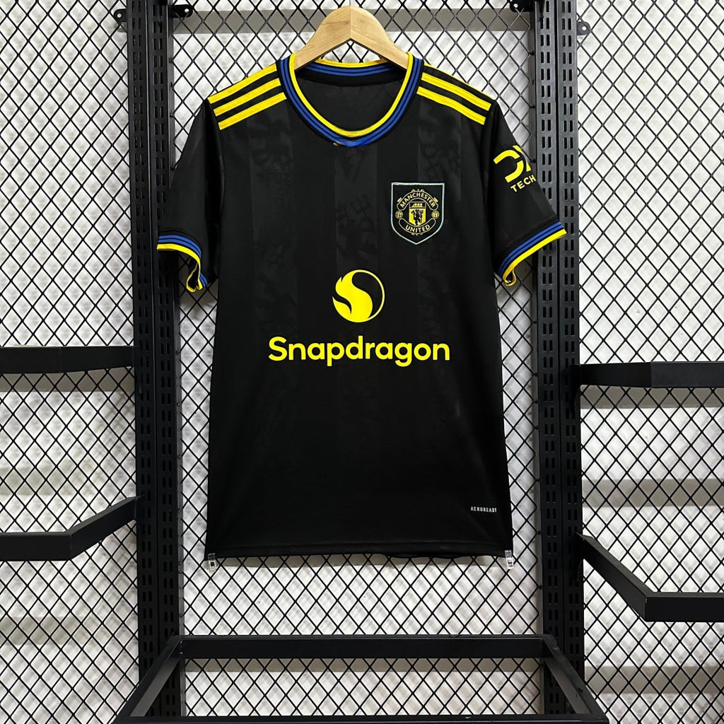 Maillot third Manchester United 2025-2026, marque Le 12-ème Maillot, vue de face avec logo et détails du maillot.