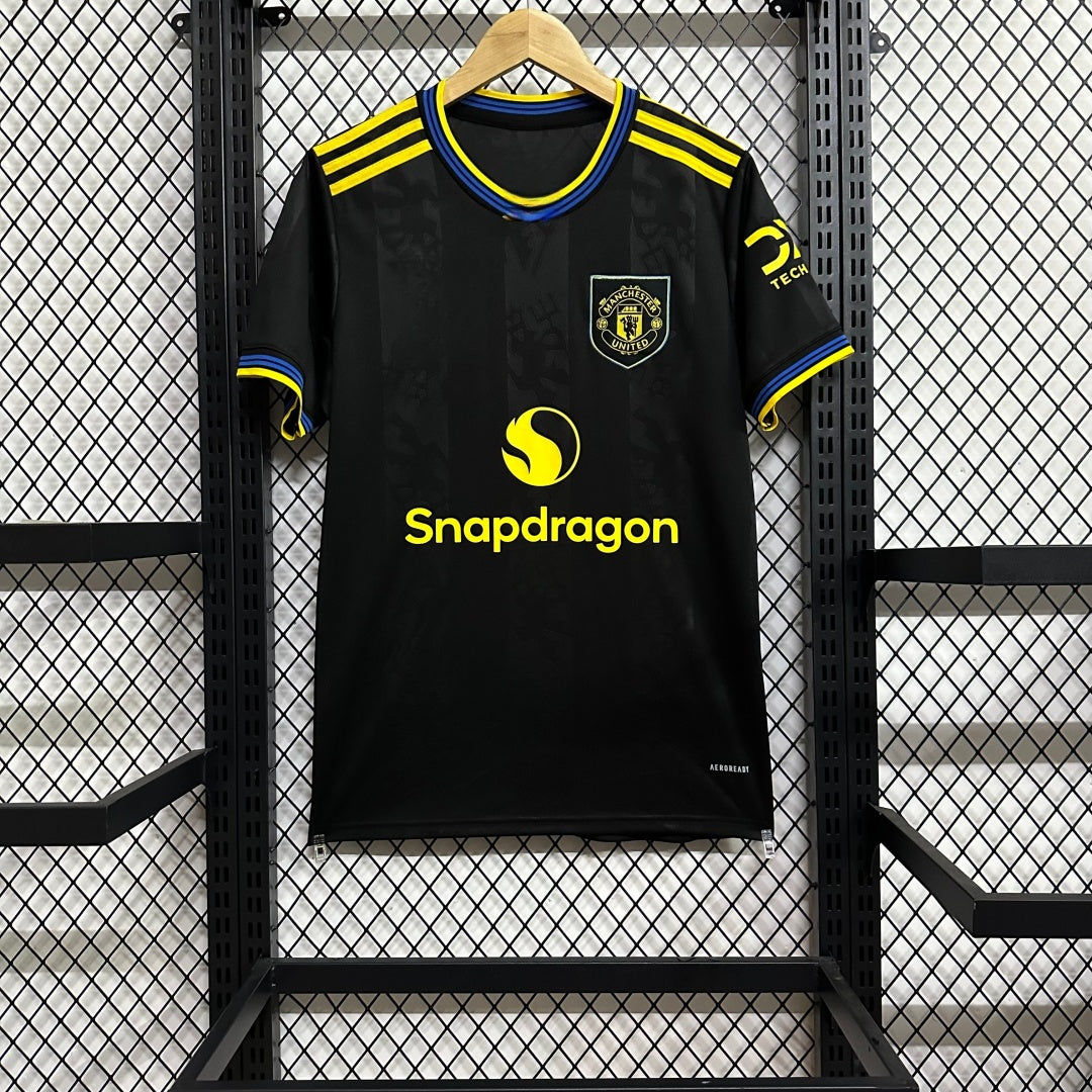 Maillot third Manchester United 2025-2026, marque Le 12-ème Maillot, vue de face avec logo et détails du maillot.