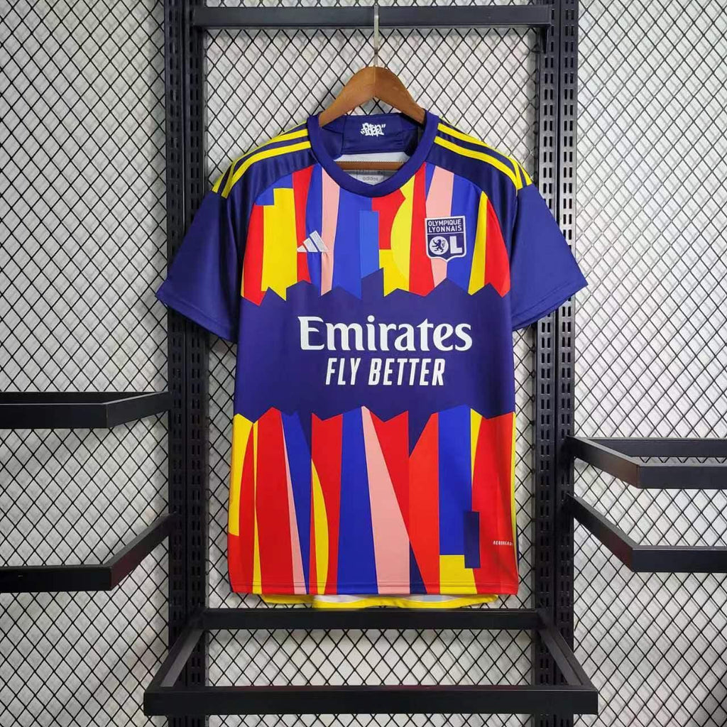 Maillot Lyon Concept 2023-24 de Le 12 -ème, maillot de football avec logo de l'équipe et design moderne visible sur l'image.