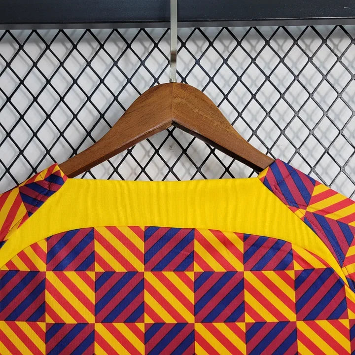 Maillot d'entraînement Barcelone FC 2023-2024 Le 12ème, maillot de sport bleu avec logo du club et détails de design modernes.