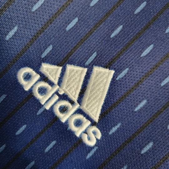 Maillot de football rétro Japon 2018 de la marque Le 12 -ème Maillot, vue de face avec design traditionnel et logo national.