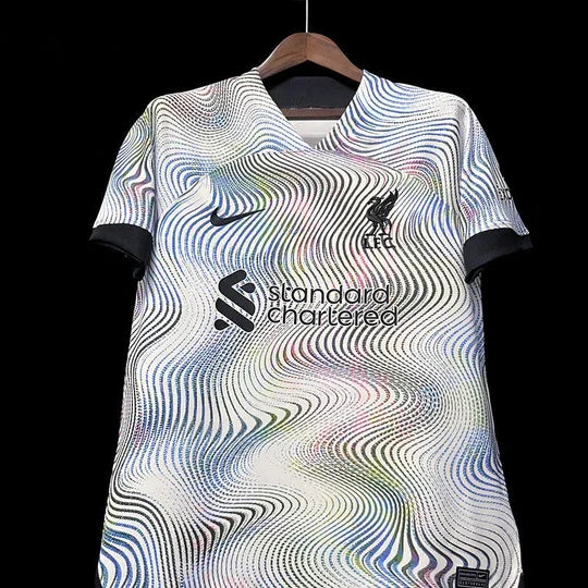 Maillot extérieur Liverpool saison 2022-2023, marque Le 12 -ème Maillot, vue du maillot de football avec logo et design sportif