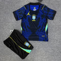 Ensemble pour enfant 25/26 Le 12 -ème Maillot, maillot extérieur Brésil avec logo et motifs colorés sur fond blanc.