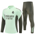 Ensemble Real Madrid vert 25/26, maillot et short de football Le 12 -ème Maillot, vue de face.