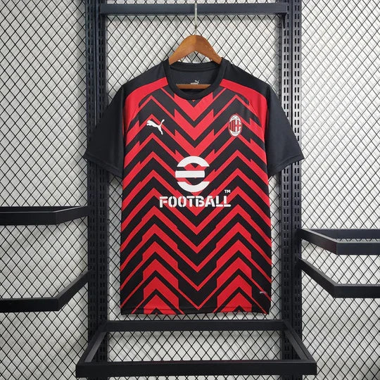 Maillot d'entraînement AC Milan 2023-2024, marque Le 12 -ème Maillot, jersey sportif avec logo et détails du club.