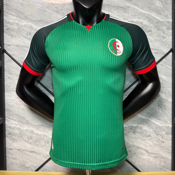 Maillot extérieur 25/26 de l'Algérie, Le 12 -ème Maillot, avec design aux couleurs nationales et logo de l'équipe.