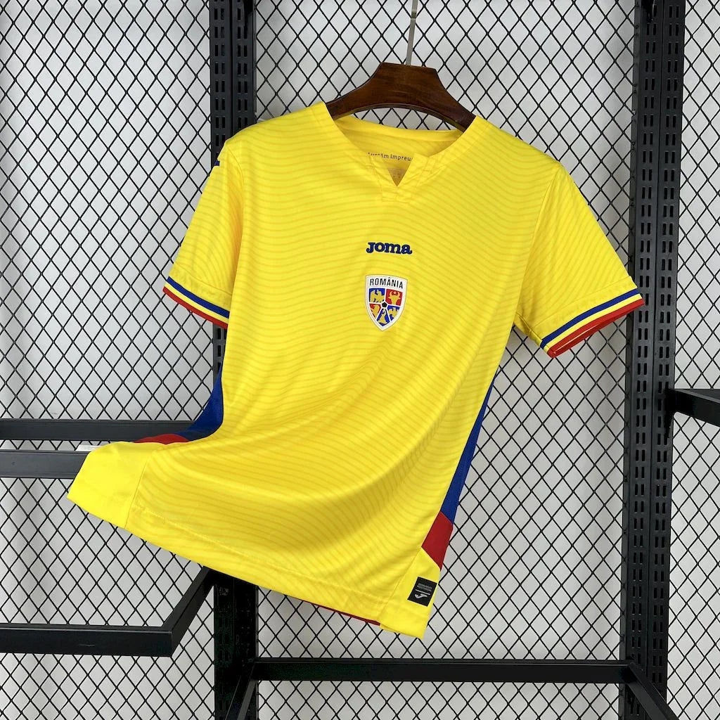 Maillot Romanie 2025 de Le 12 -ème Maillot, vue front avec design moderne et couleurs vives, porté par un mannequin.