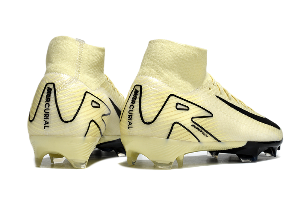 Crampons Mercurial Superfly IIX Elite pour football, avec semelles à crampons en métal, montrés sur un fond neutre.