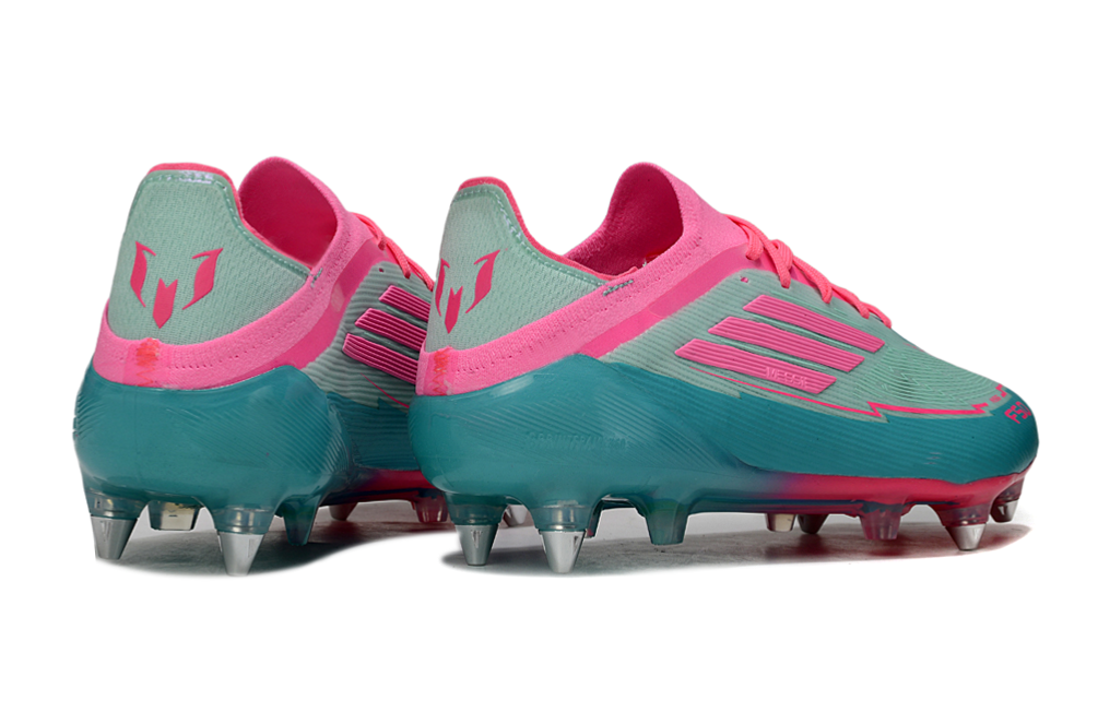 Crampons F50 de la marque Le 12 -ème Maillot, montrant la structure métallique et les pointes pour la traction.