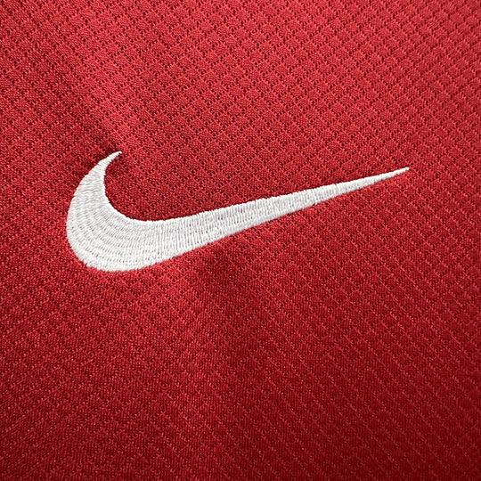 Maillot Liverpool 2023-2024 à manches longues, marque Le 12-ème Maillot, vue de face avec logo et détails du design.