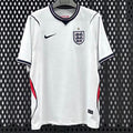 Maillot domicile Angleterre 25/26 de Le 12 -ème Maillot, maillot de football avec logo et détails en blanc et bleu.