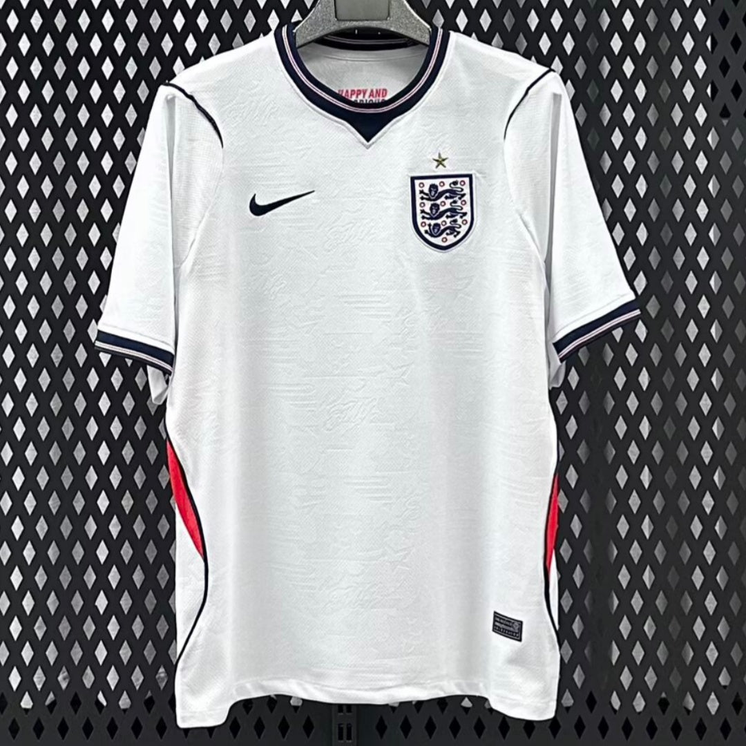 Maillot domicile Angleterre 25/26 de Le 12 -ème Maillot, maillot de football avec logo et détails en blanc et bleu.