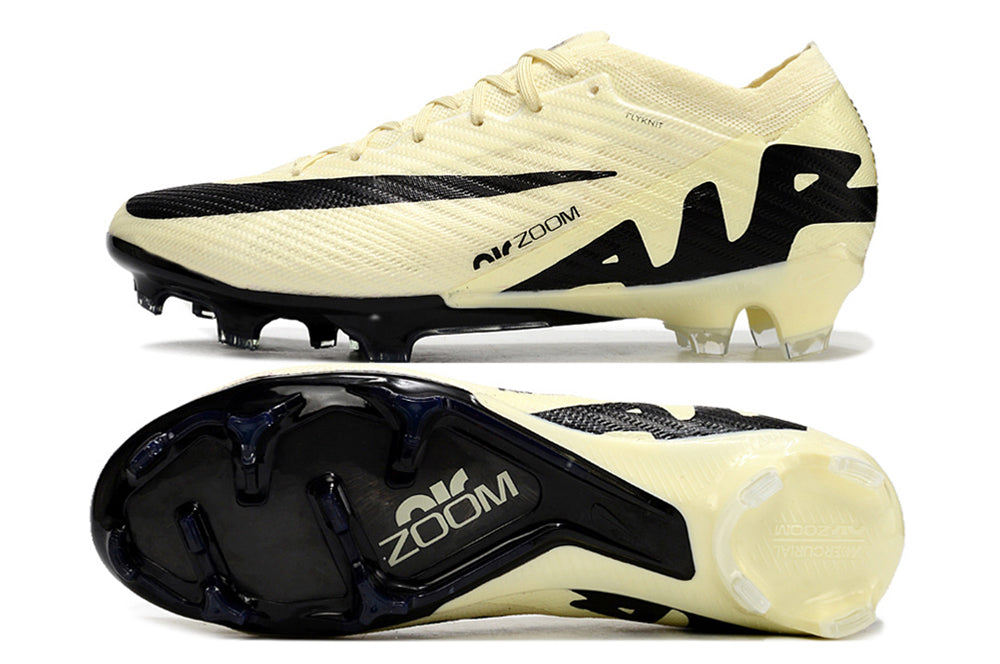 Crampons Mercurial Vapor 15 Elite XXV de Le 12 -ème Maillot, vue détaillée des pointes en acier pour football.