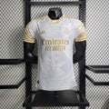 Maillot Real Madrid 2023-2024 édition limitée doré Le 12 -ème Maillot, vue de face avec logo et détails dorés.