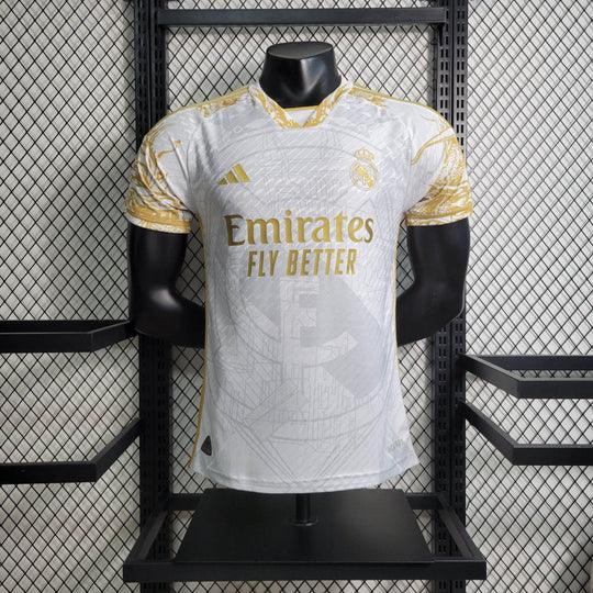 Maillot Real Madrid 2023-2024 édition limitée doré Le 12 -ème Maillot, vue de face avec logo et détails dorés.