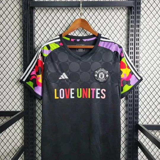 Maillot Manchester United 2024 Édition Love Unites, bleu avec logo du club et détails de la saison, porté par un mannequin.