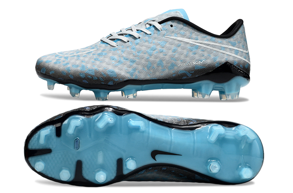 Crampons Hypervenom Phantom de Le 12 -ème Maillot, vue en gros plan, avec pointes en métal pour football.