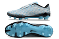 Crampons Hypervenom Phantom de Le 12 -ème Maillot, vue en gros plan, avec pointes en métal pour football.