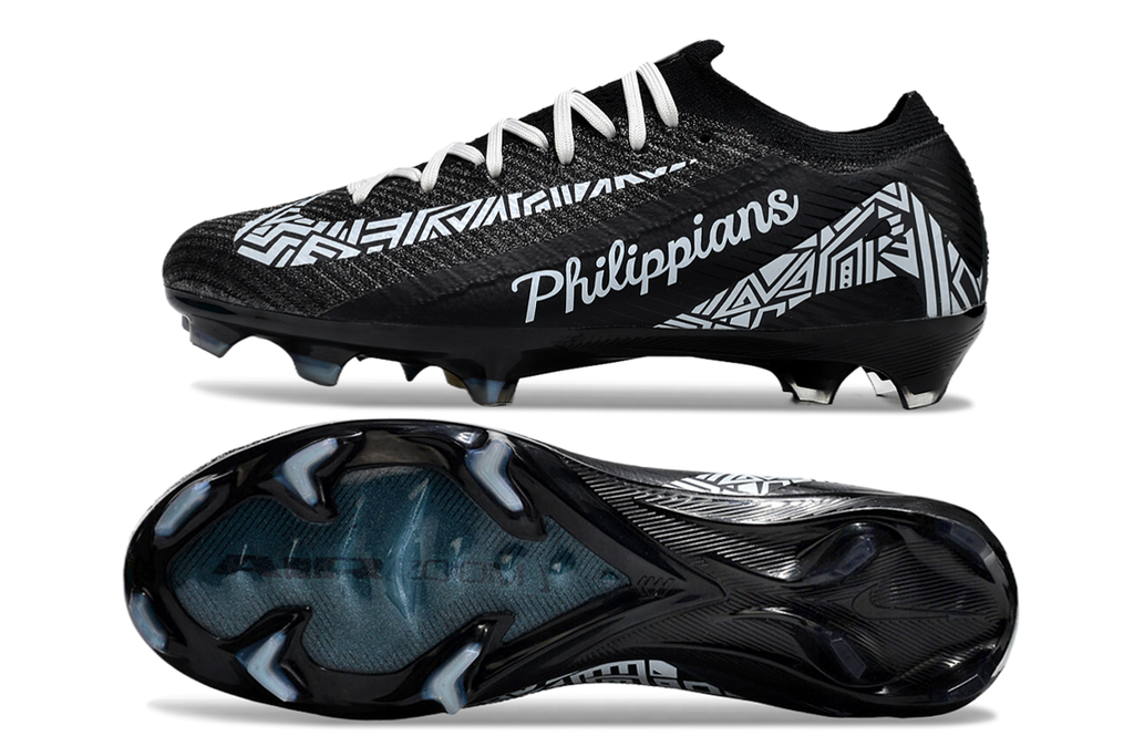 Crampons Mercurial Vapor 16 Elite XXV de Le 12 -ème Maillot, vue en gros plan avec pointes en métal pour football.
