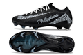 Crampons Mercurial Vapor 16 Elite XXV de Le 12 -ème Maillot, vue en gros plan avec pointes en métal pour football.