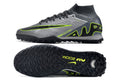 Crampons Mercurial Superfly IX Elite de Le 12 -ème Maillot, vue rapprochée, semelles avec crampons métalliques pour football.
