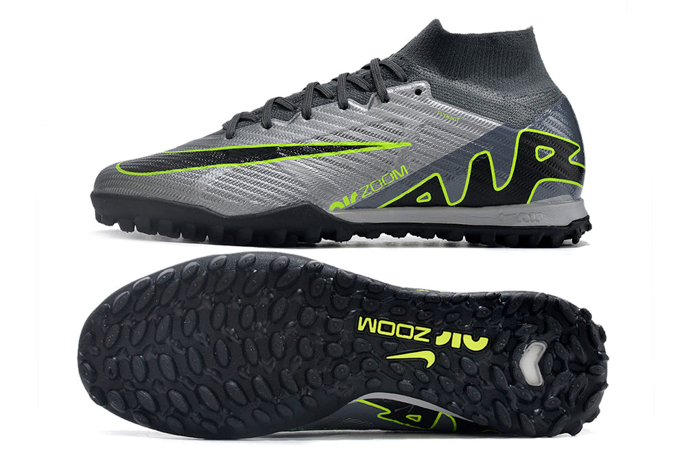 Crampons Mercurial Superfly IX Elite de Le 12 -ème Maillot, vue rapprochée, semelles avec crampons métalliques pour football.