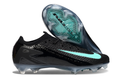 Crampons Mercurial Superfly IX Elite de Le 12-ème Maillot, vue en gros plan avec crampons en acier et design moderne.