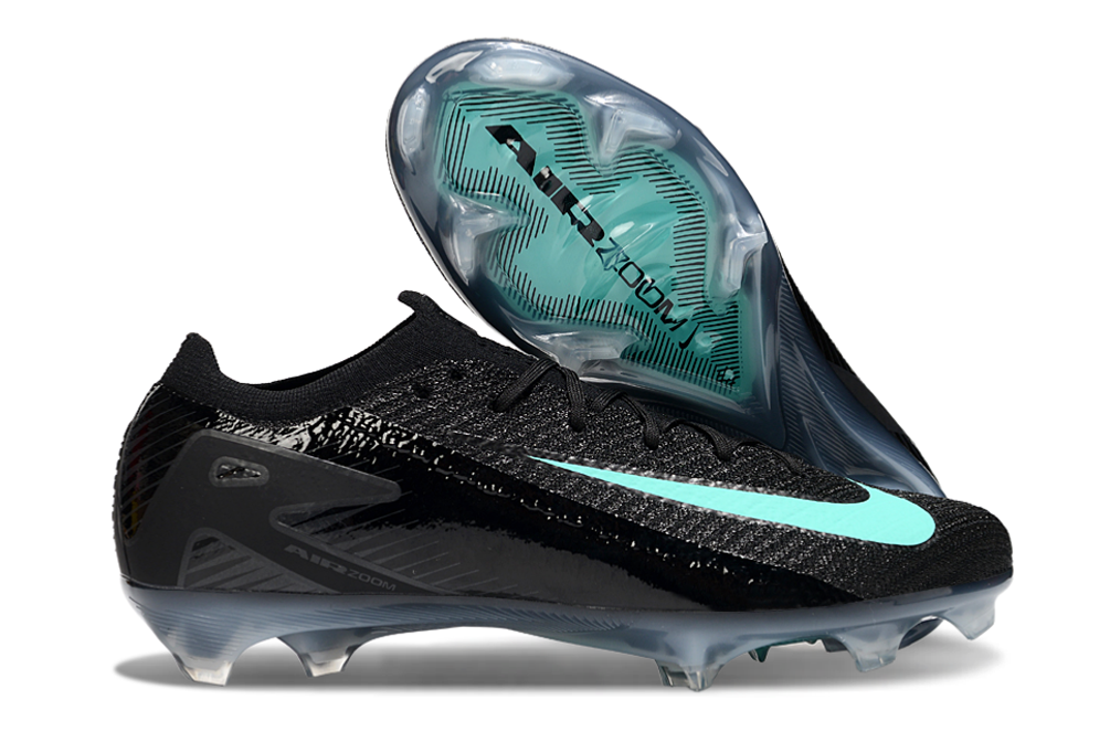 Crampons Mercurial Superfly IX Elite de Le 12-ème Maillot, vue en gros plan avec crampons en acier et design moderne.