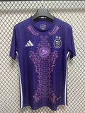 Maillot de l'Algérie 2024/2025 concept violet de Le 12 -ème Maillot, vue de face, design moderne et coloré.