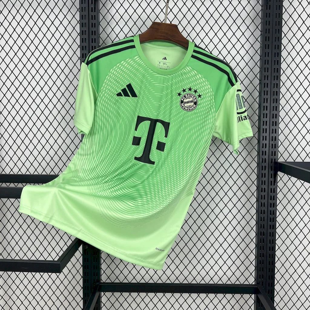 Maillot de gardien Bayern Munich 2025-26 de la marque Le 12-ème, en bleu avec logo et détails du club visibles.
