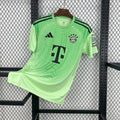 Maillot de gardien Bayern Munich 2025-26 de la marque Le 12-ème, en bleu avec logo et détails du club visibles.