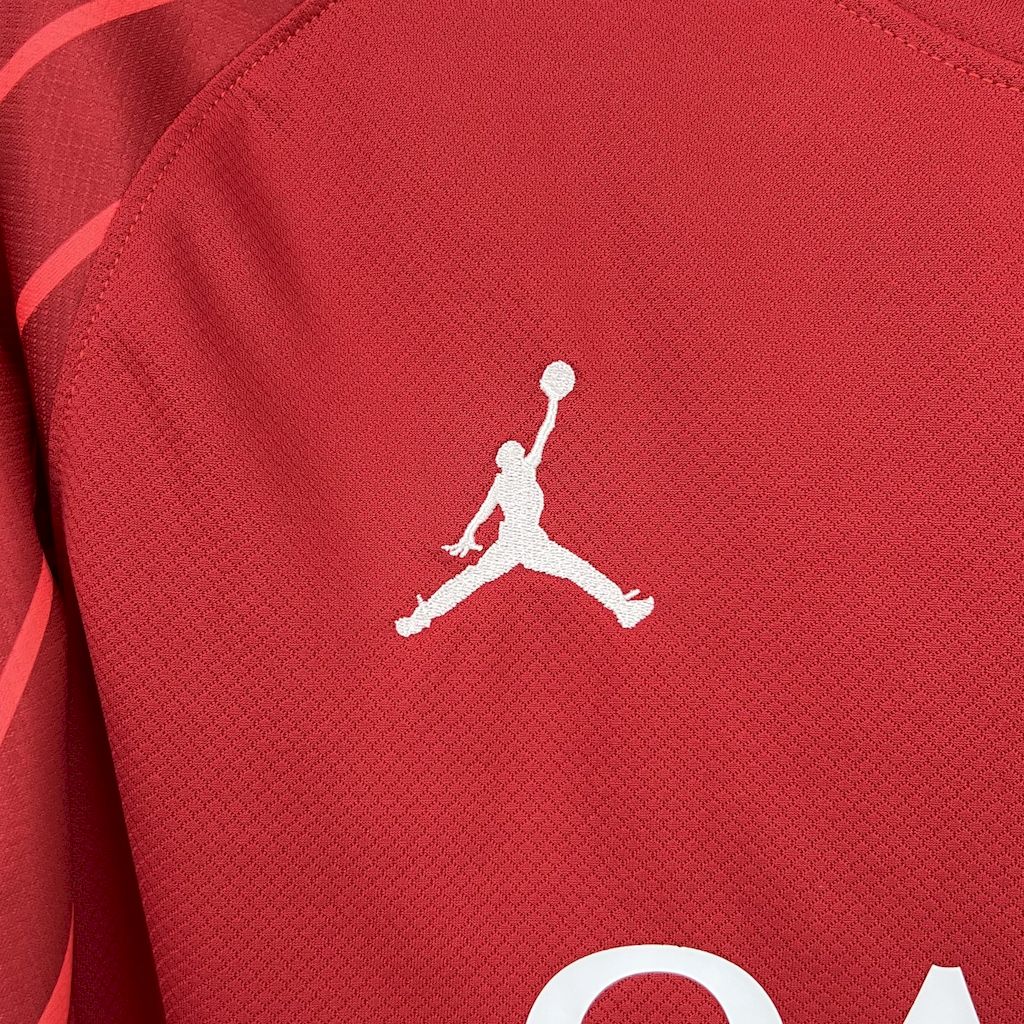 Maillot manches longues PSG 2025/2026 Le 12 -ème Maillot, vue de face avec logo et détails du design.