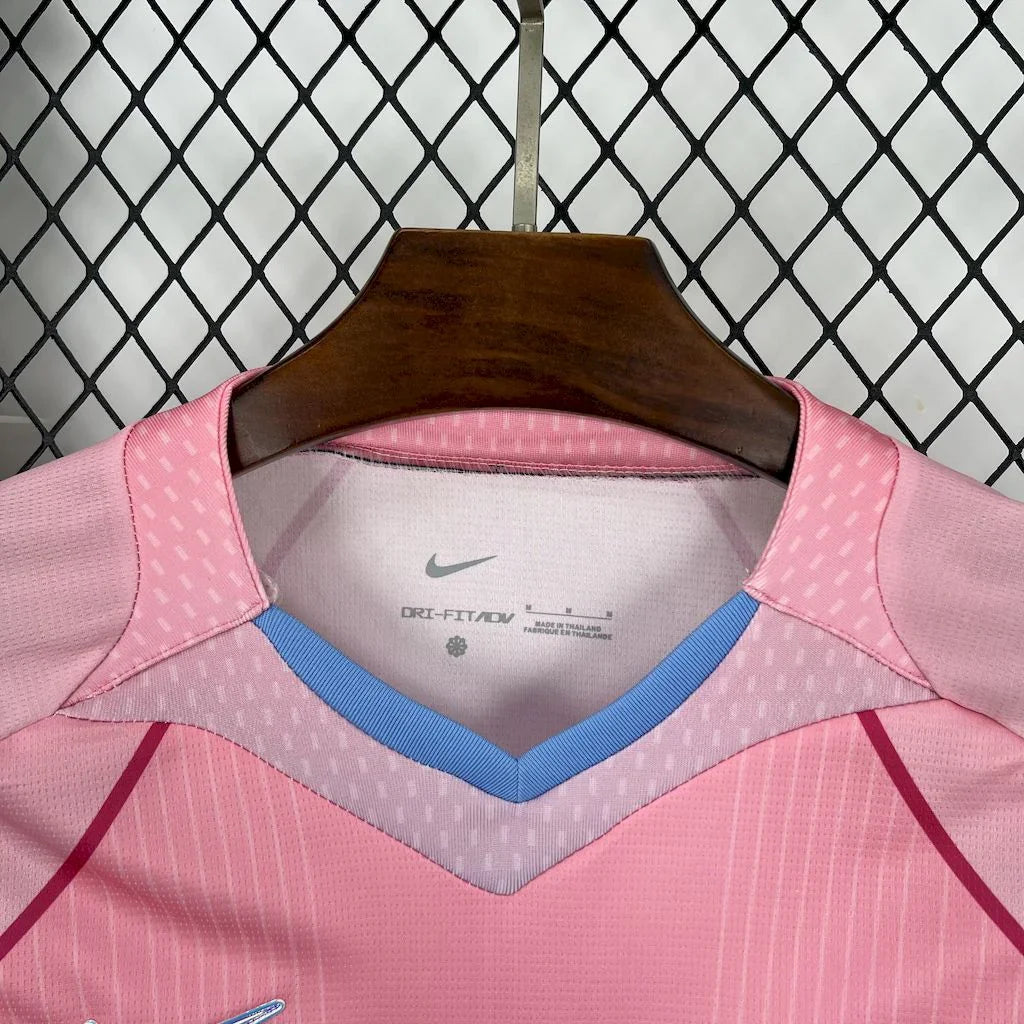 Maillot FC Barcelone concept 2025-26 de Le 12-ème Maillot, vue du devant avec le logo du club et design moderne.