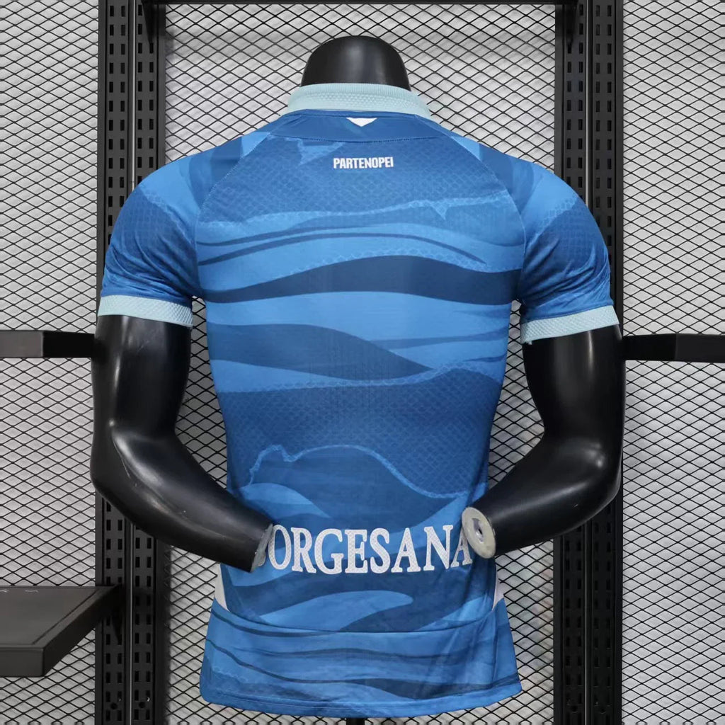 Maillot de football Napoli 2025/26 Le 12 -ème Maillot, vue de face avec les détails du design et le logo de l'équipe.