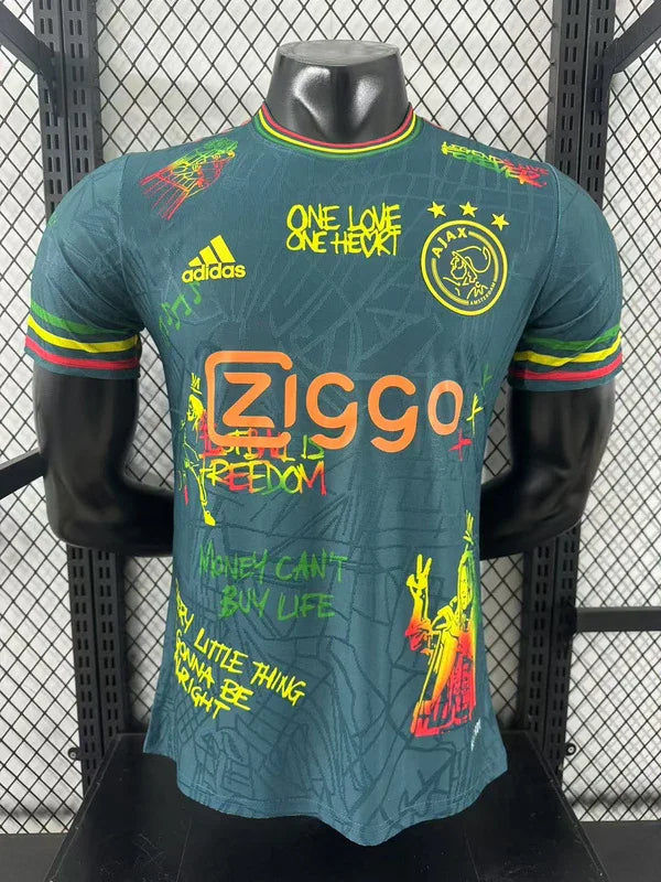 Maillot Ajax concept 2025-26 de Le 12 -ème Maillot, maillot de football avec design innovant, couleurs blanches et rouges.