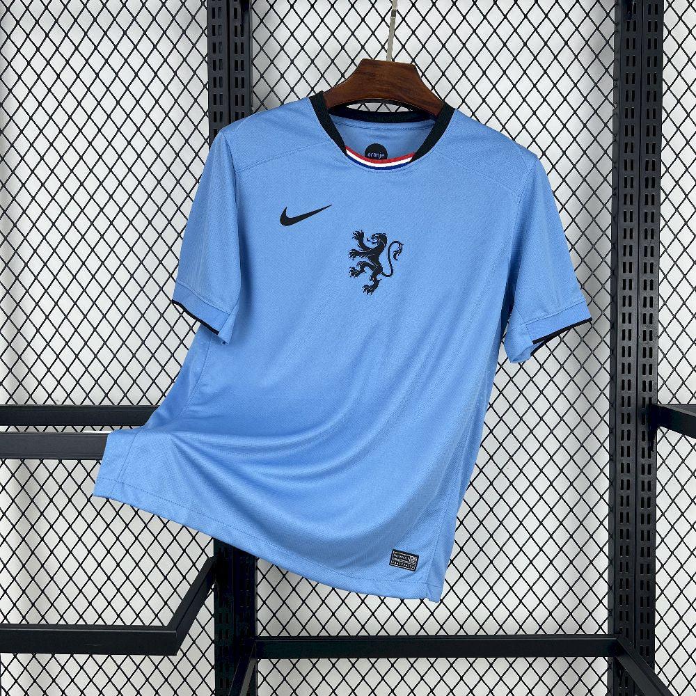 Maillot extérieur des Pays-Bas 2025-26 de la marque Le 12, chemise de football orange avec logo national.