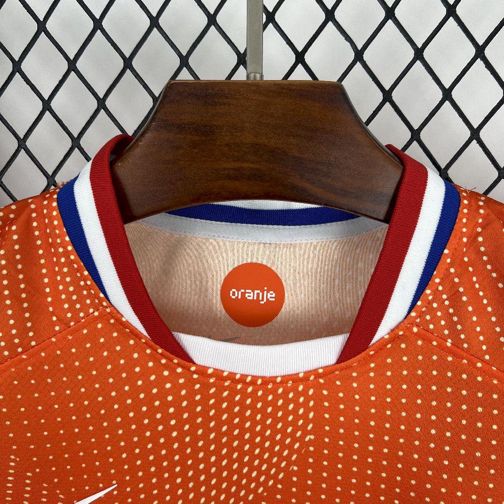 Maillot Pays-Bas 2025-26 de la marque Le 12 -ème Maillot, vue de face avec design orange et détails bleus.