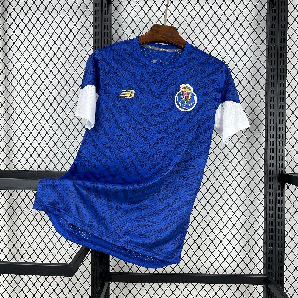 Maillot d'entraînement Porto 2025-26, marque Le 12 -ème Maillot, vue de face avec logo et détails colorés.