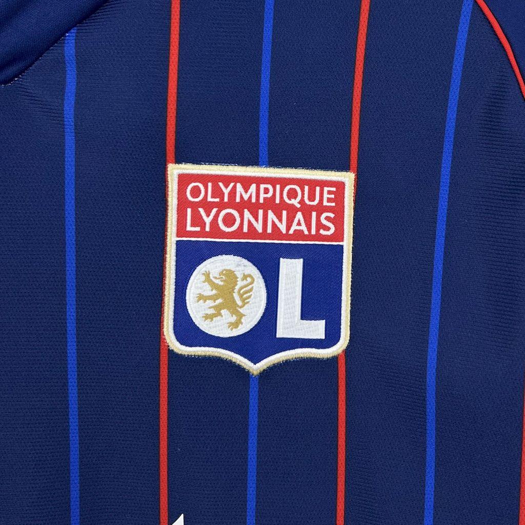 Maillot extérieur Lyon 2025-26 Le 12-ème Maillot, maillot de football avec logo et design officiel visible.