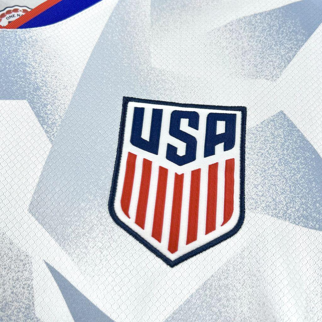 Maillot de football USA 2025-26 par Le 12 -ème Maillot, vue détaillée du design bleu avec logo officiel.