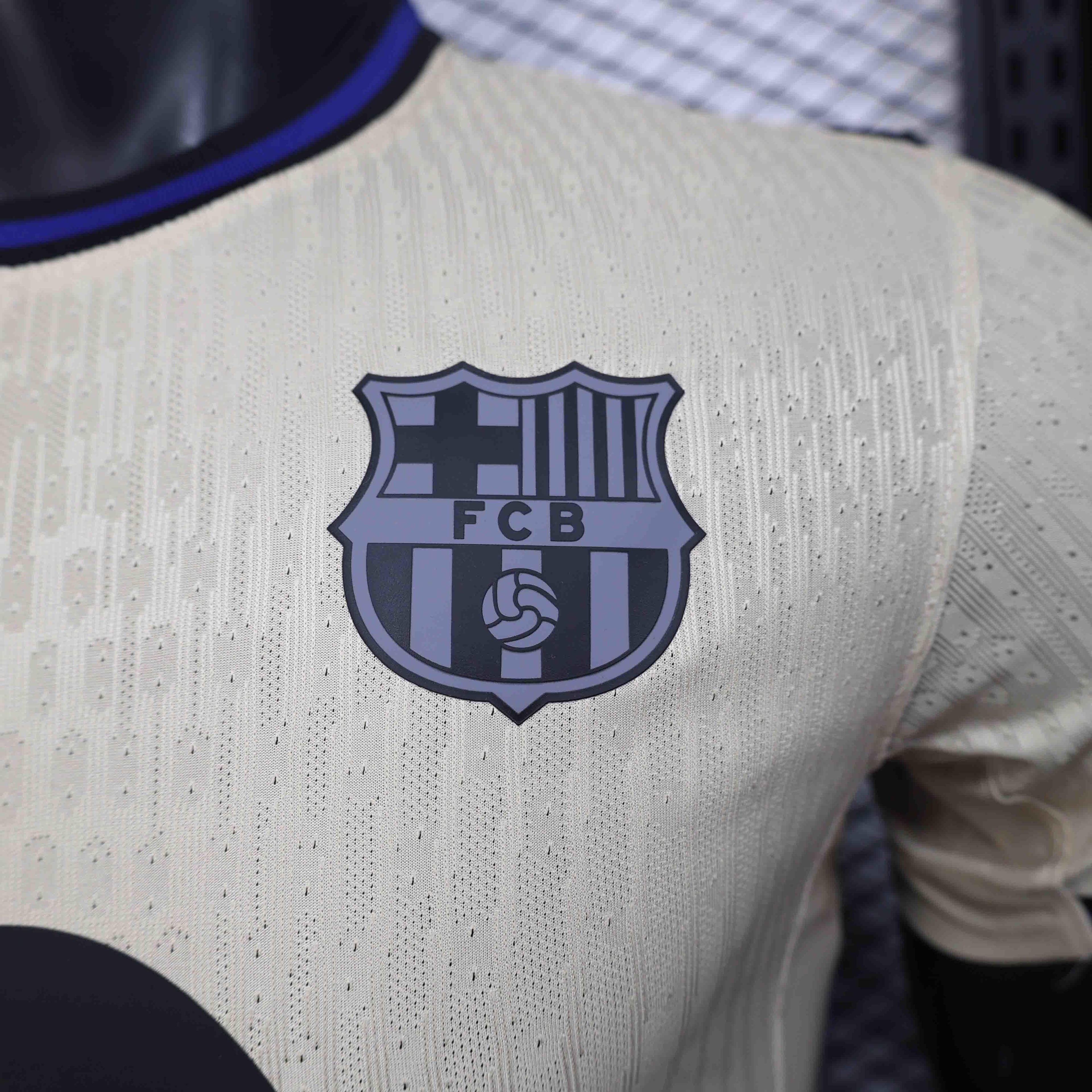 Maillot extérieur du FC Barcelone 2025-26 par Le 12, maillot de football avec logo et design officiel visible