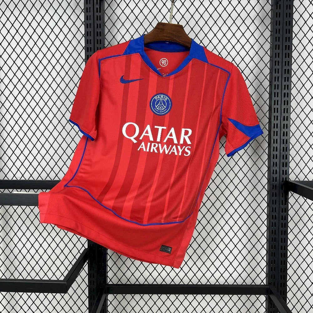 Maillot extérieur PSG 2025-26 Le 12 -ème Maillot, maillot de football bleu avec logo du PSG visible.