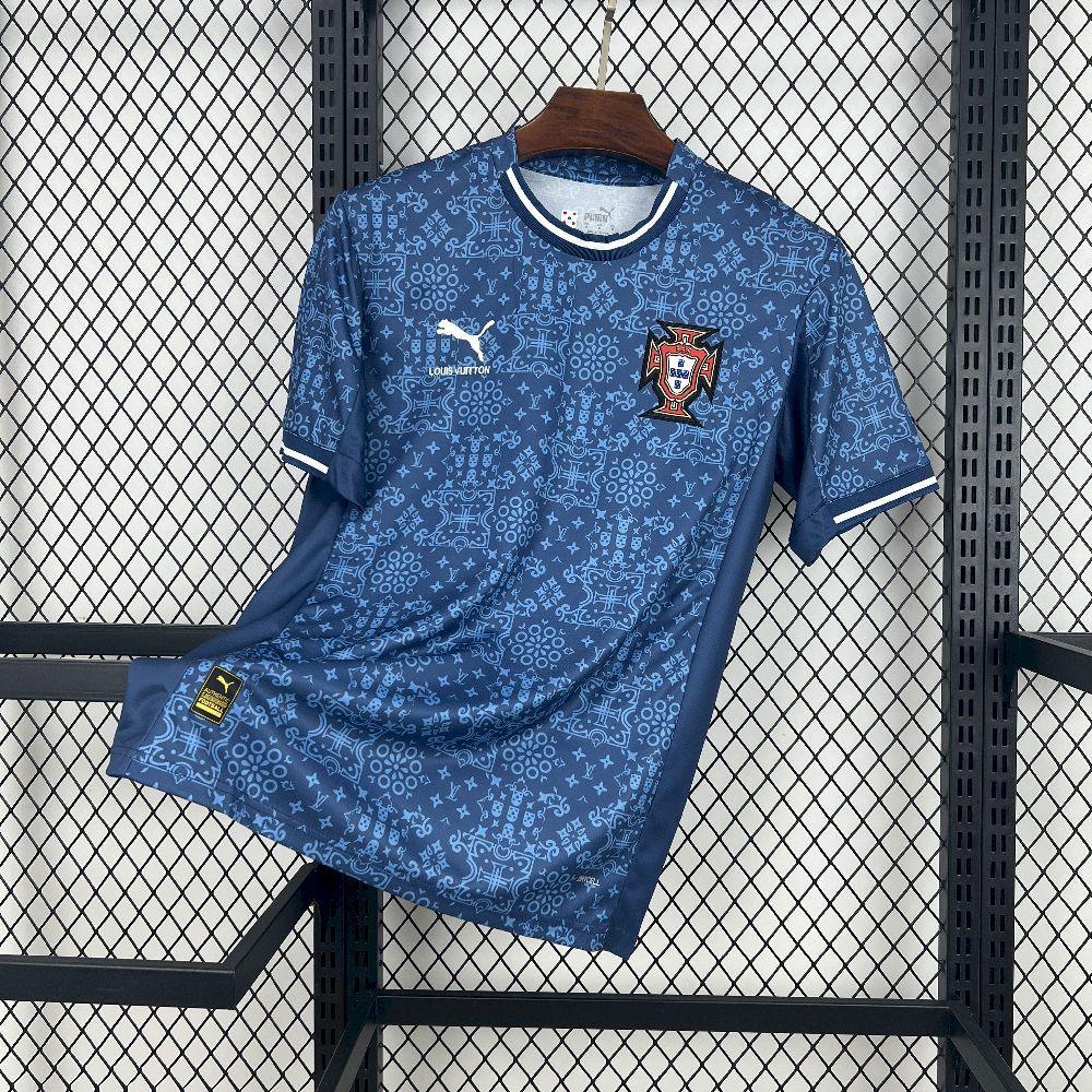 Maillot Portugal concept 2025 de Le 12 -ème Maillot, vue de face avec logo et détails du design sur le tissu.